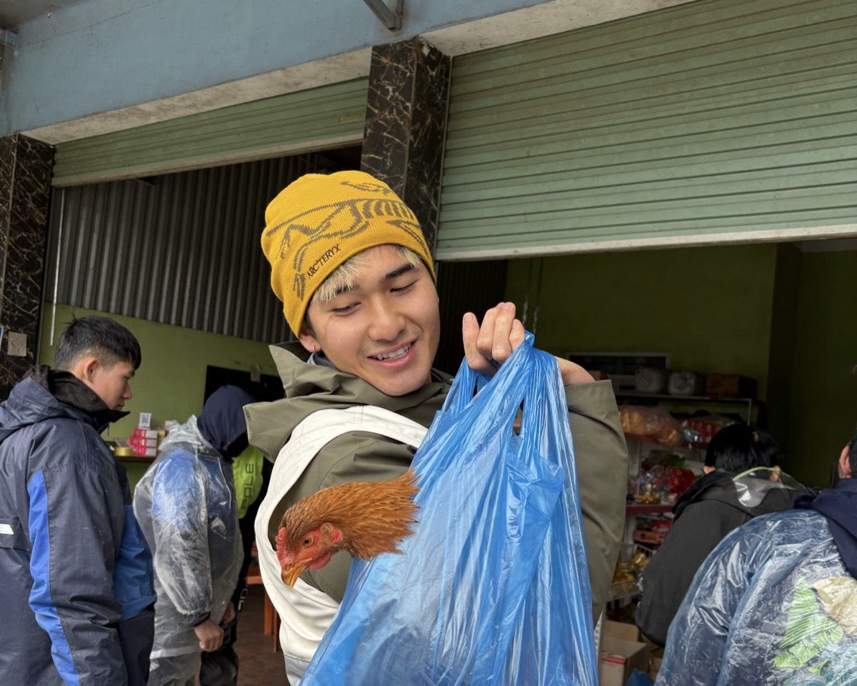 plastic bag is the safest way to transport a chicken on motorbike