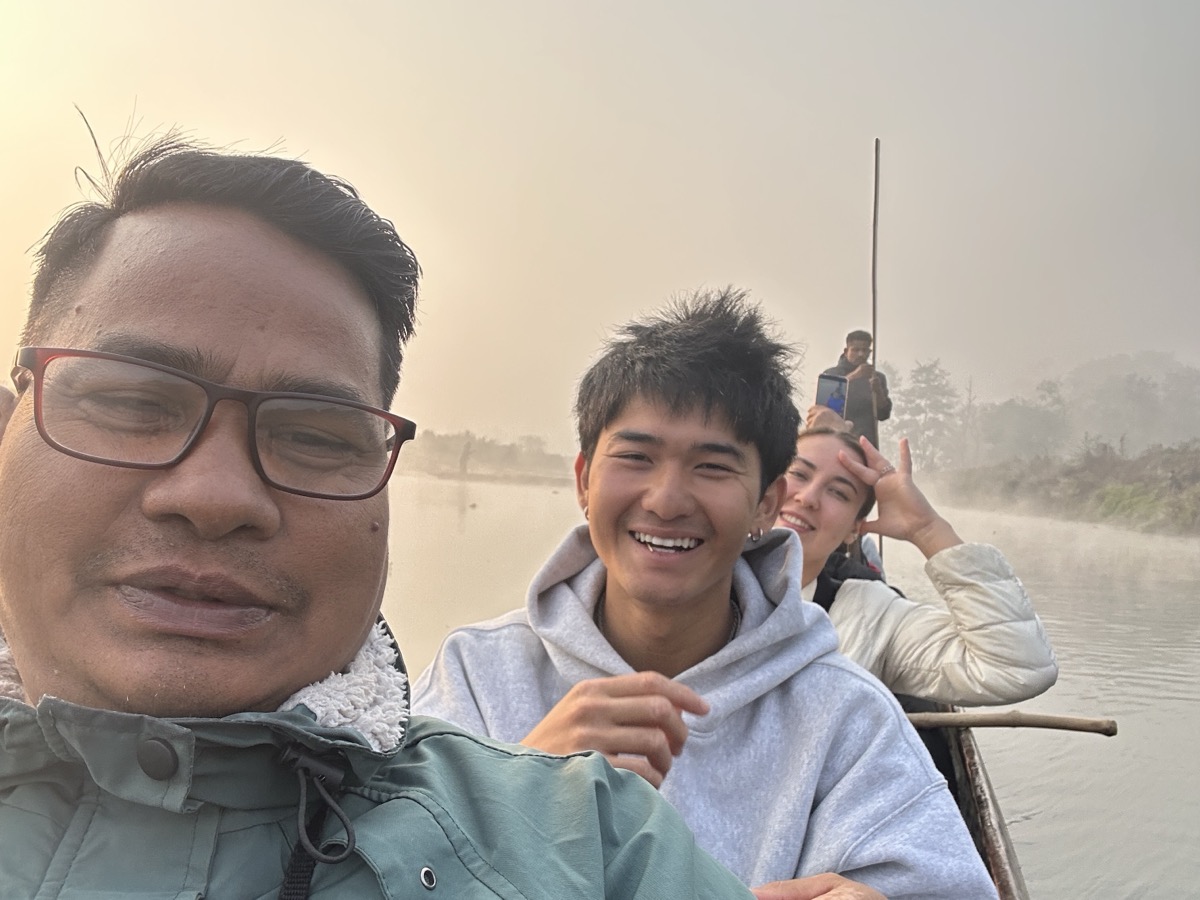 my safari tour guide likes selfies