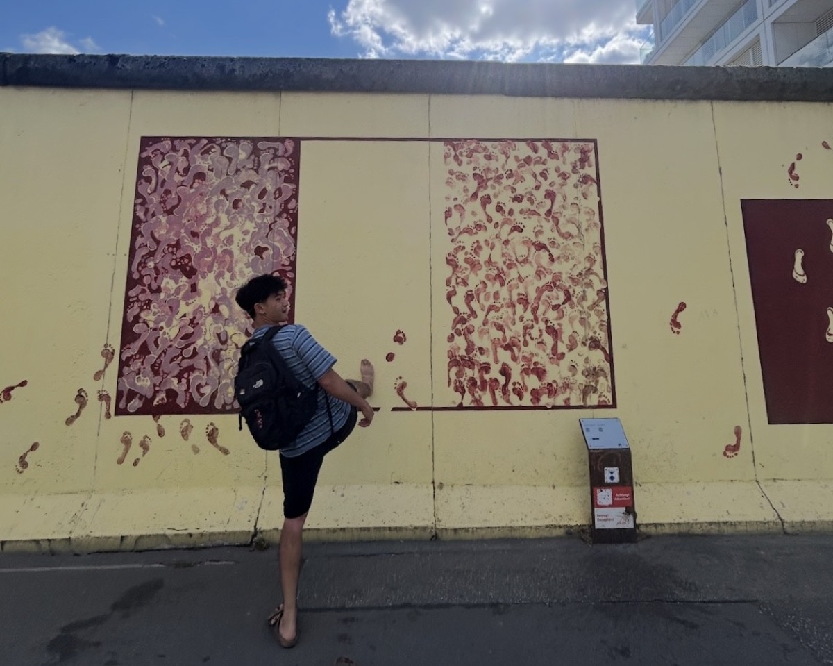 some people escaped the berlin wall using hot air balloon