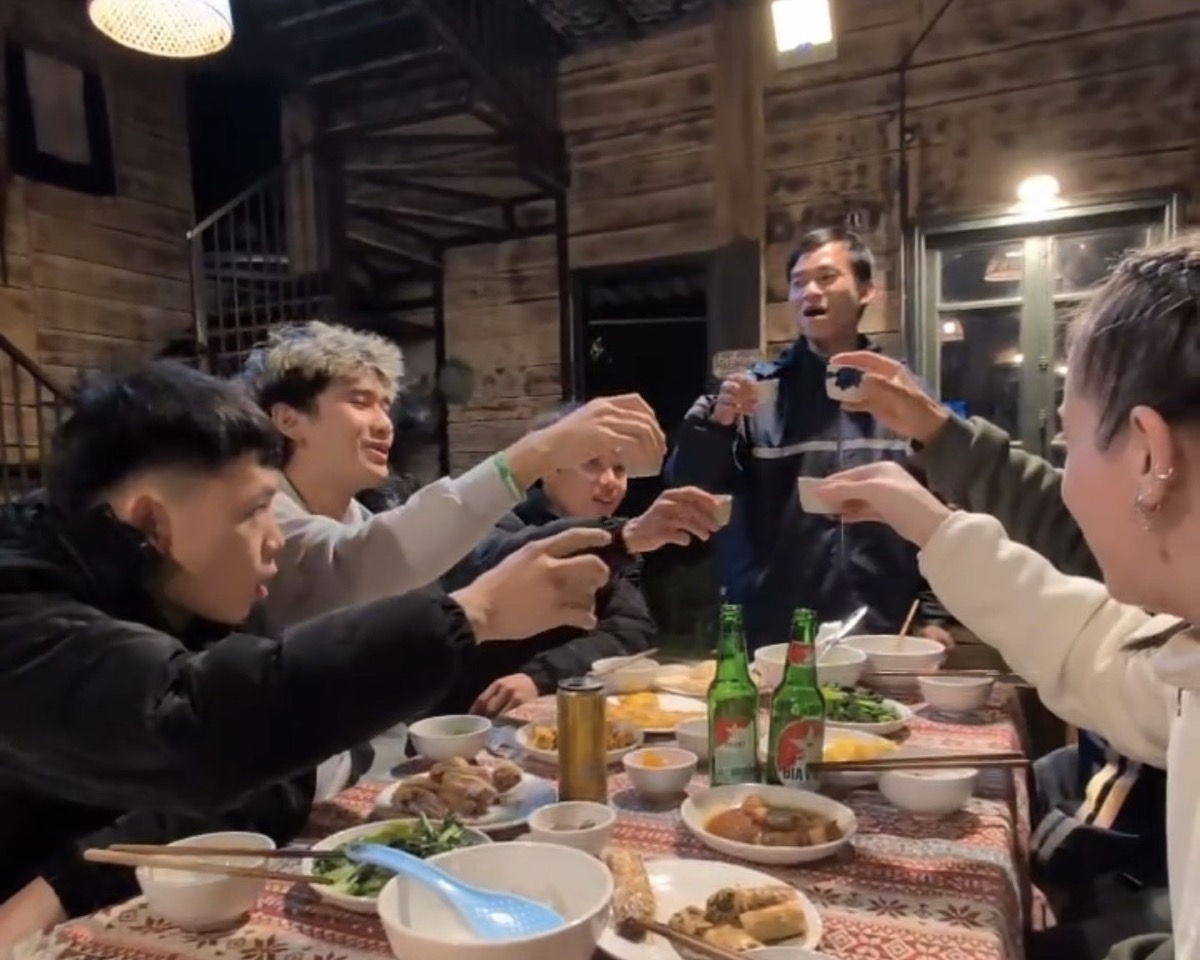 cheers in vietnamese: "một, hai, ba, vô!"